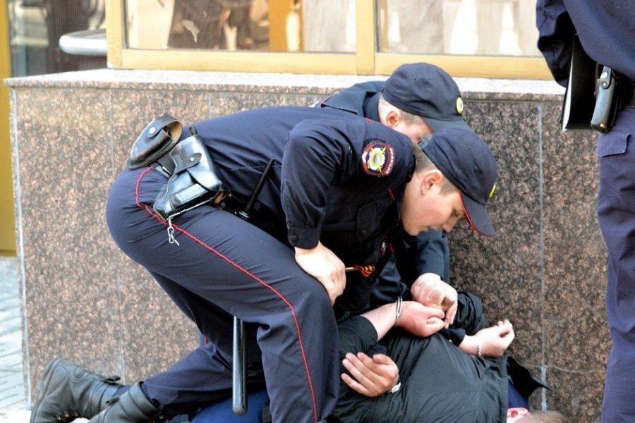 Полицейский пользуется положением и жарит на улице подозреваемую