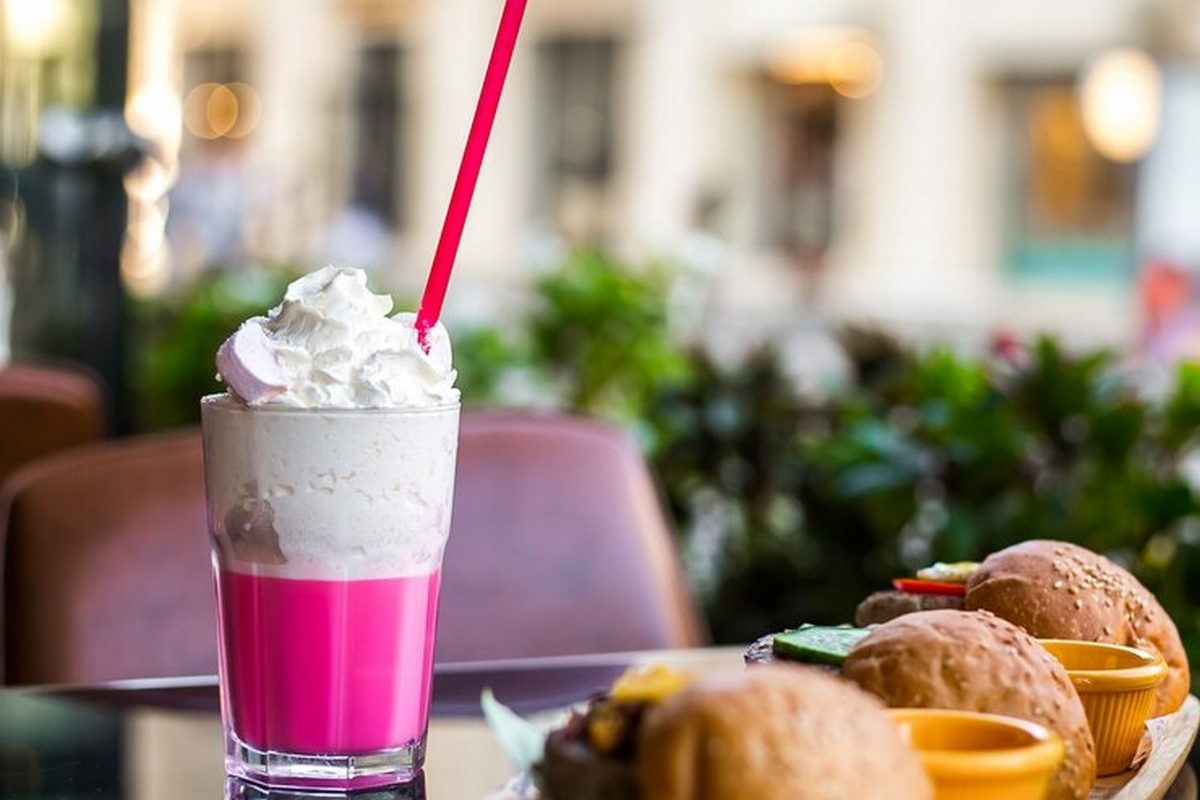 Британские эксперты рассказали об опасности десертов и смузи из кафе