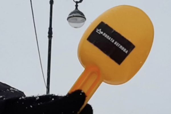 Петербургским водителям начали предлагать лопатки для уборки снега в память о «достижениях» Беглова