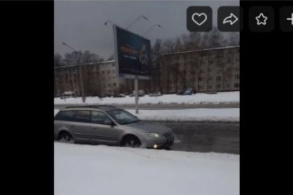 Проспект Большевиков в Петербурге затопило 1 января из-за прорыва трубы