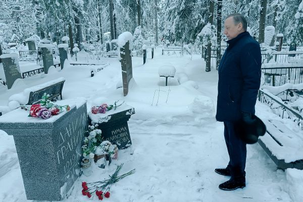 Петербургские коммунальщики убирают снег лишь перед визитом губернатора Беглова