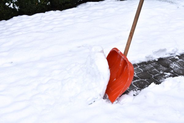Коммунальщики Смольного не успевают убирать снег из дворов Петербурга