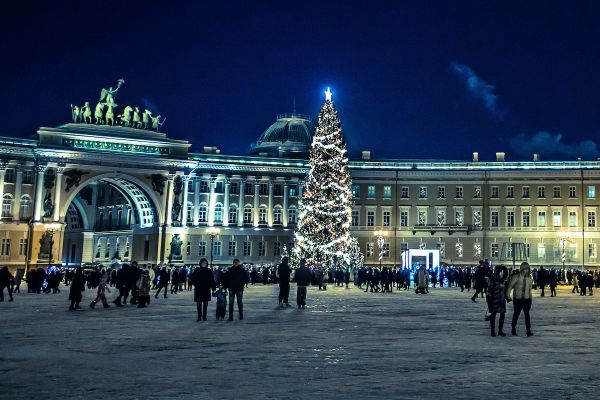 Чиновники Петербурга решили демонтировать елку позже срока для продления горожанам испорченного «новогоднего настроения»
