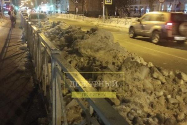 Петербуржцы пожаловались на сваленные сугробы вдоль проспекта Елизарова