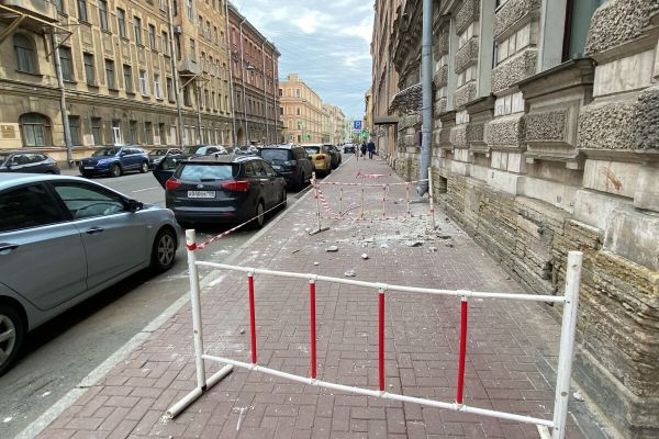 Петербуржцы предлагают ввести обязательное ношение касок на фоне обрушения фасадов