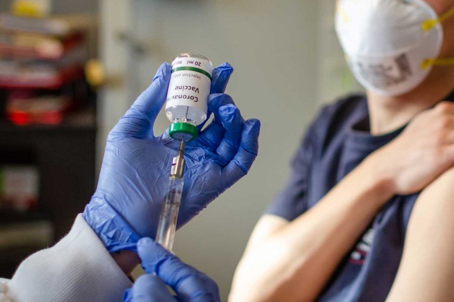 Россиян призвали сохранять бдительность после вакцинации от коронавируса