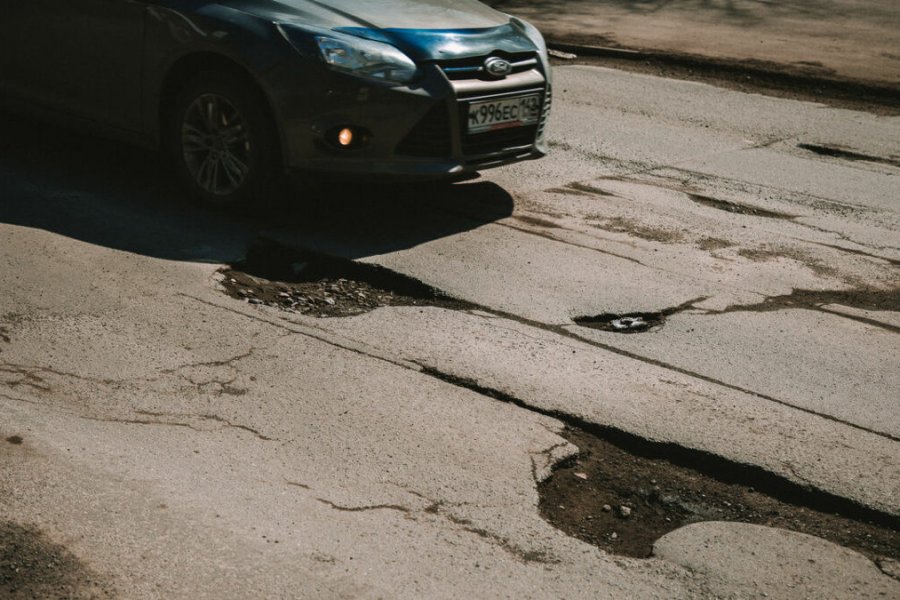 Водителям в России рассказали, почему нельзя тормозить перед дорожными ямами