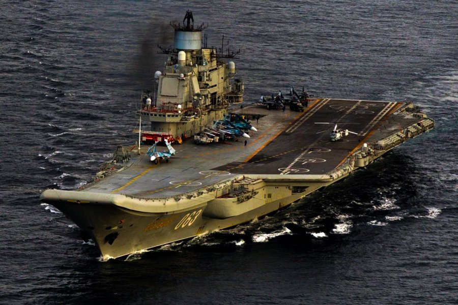 Издание 19FortyFive заявило, что «Адмирал Кузнецов» даже без самолетов способен уничтожить флотилию США