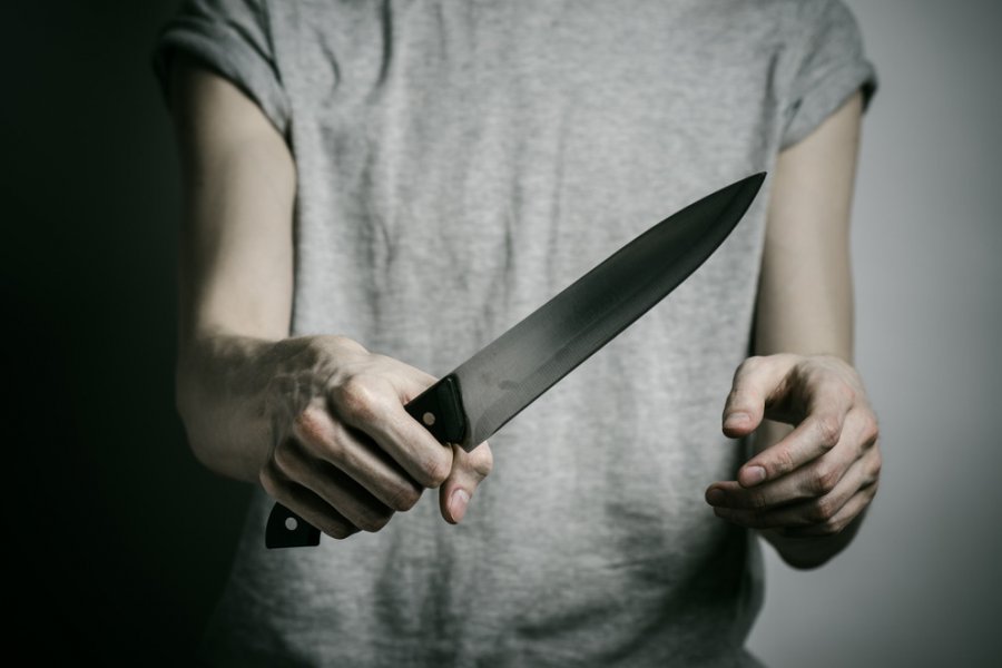 В Петербурге мужчина напал с ножом на двух фельдшеров скорой помощи