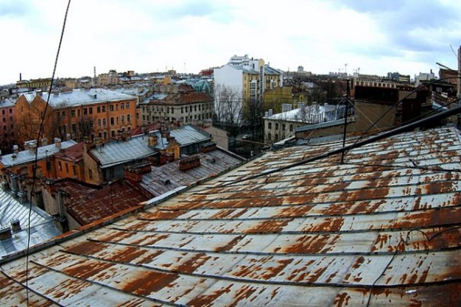 Холод, вода, плесень: жители Петербурга жалуются на неотремонтированные крыши в домах