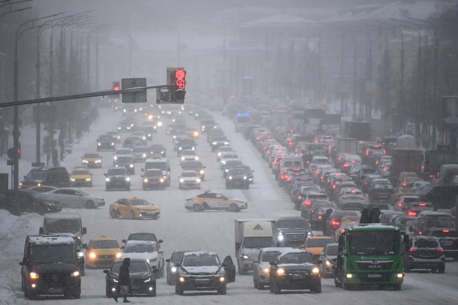 Почему первый же снегопад в этом году загнал весь Петербург в огромные транспортные пробки?