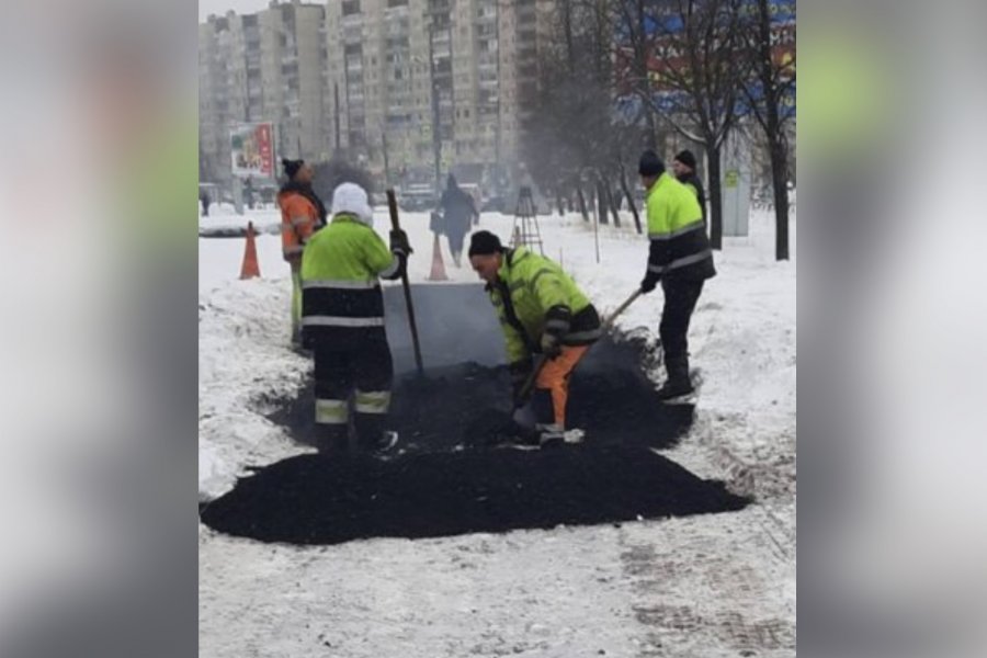 Ноу-хау от дорожников Петербурга: асфальт кладут прямо в снег
