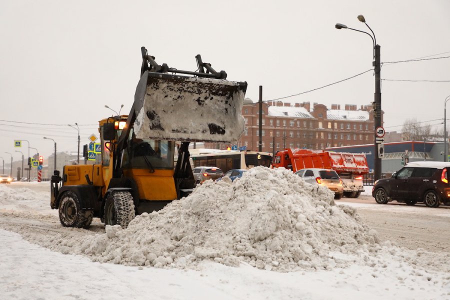 Состояние снегоуборочной техники в Петербурге приводит к ее неисправности при первом же сугробе