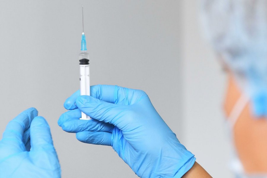 Инфекционист Малышев заявил, что россияне должны привыкнуть к вакцинации