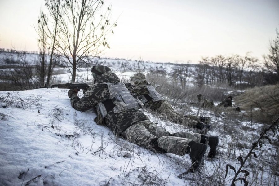 Бойцам ВС Украины выдали деревянные автоматы из-за дефицита  оружия