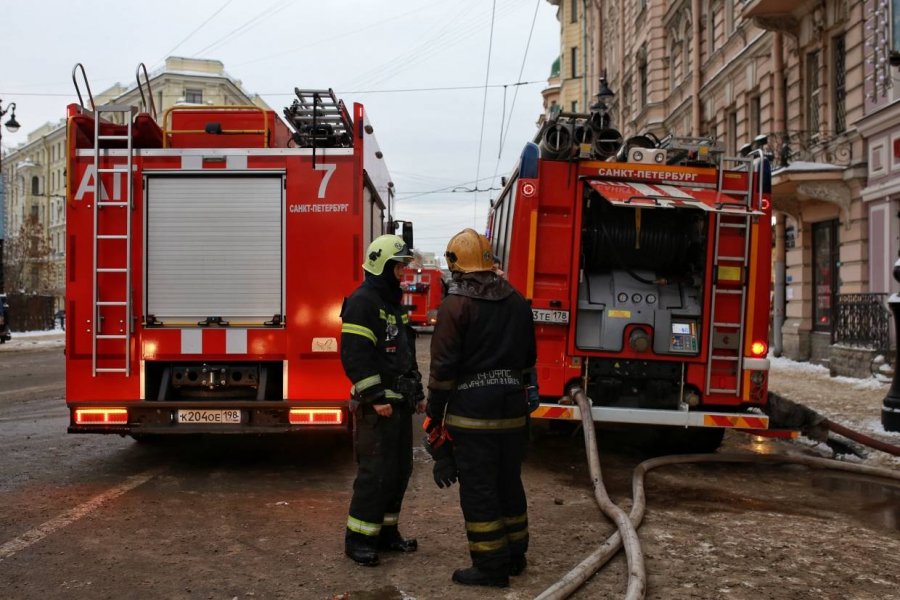 Из-за пожара в одном из бильярдных клубов Санкт-Петербурга пришлось эвакуировать два десятка людей