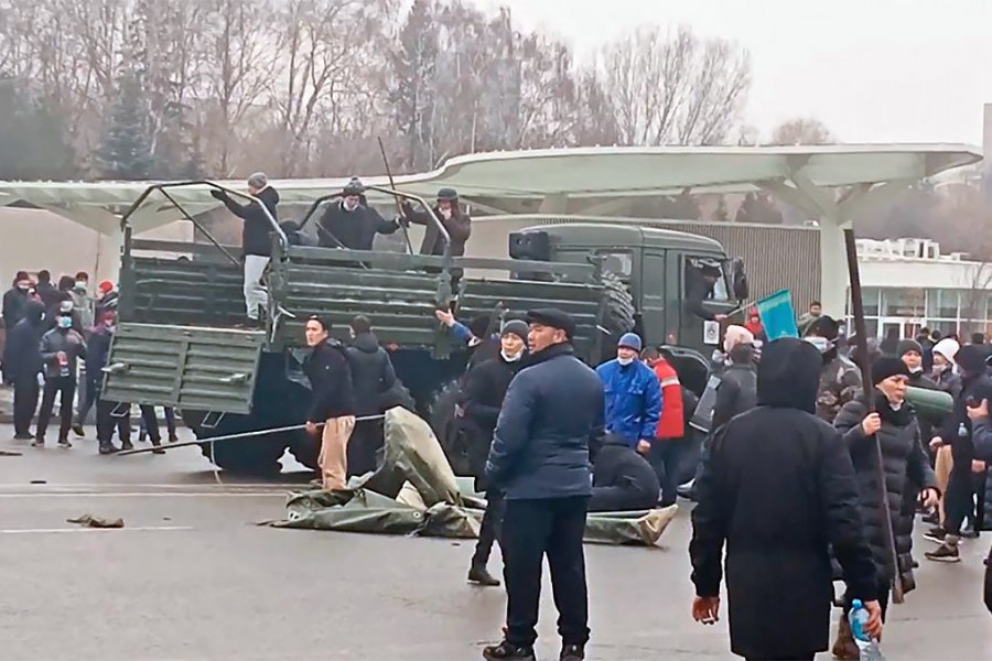 В Алма-Ате боевики неожиданно атаковали военных