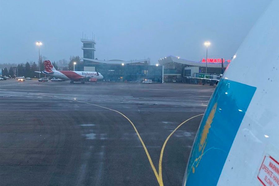 Боевики захватили в аэропорту Алма-Аты пассажирский самолет, направлявшийся в Москву