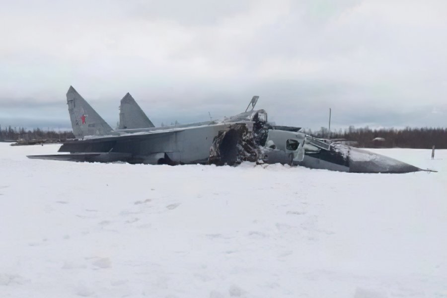 Российский истребитель-перехватчик МиГ-31 от удара разломало надвое