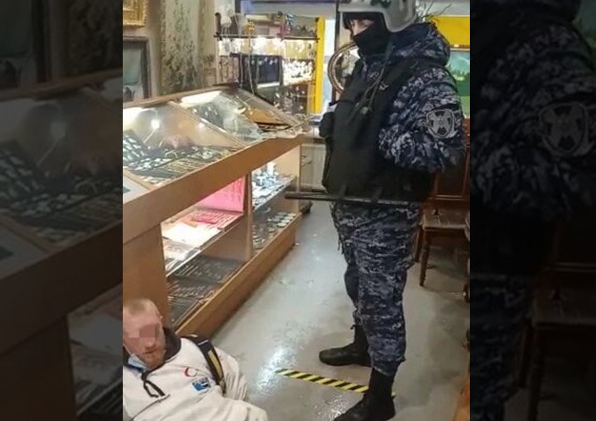 Вооруженный ножом налётчик напал на ломбард в Петербурге