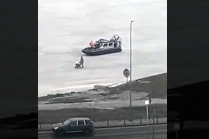 Отец года: петербургским спасателям пришлось прогонять со льда Малой Невы папашу с коляской