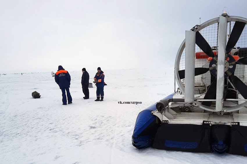 Петербургские спасатели сняли со льда Финского залива тело рыбака