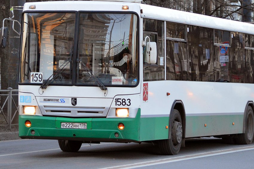 В Вербное воскресенье в Петербурге увеличат количество автобусов на маршрутах, следующих до городских кладбищ