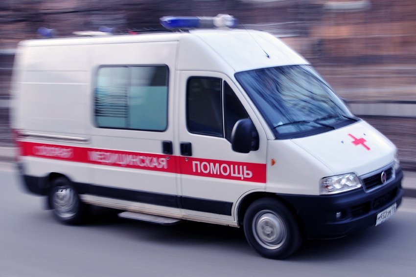 Юная жительница Петербурга попала в больницу после неудачного пересечения проезжей части на самокате