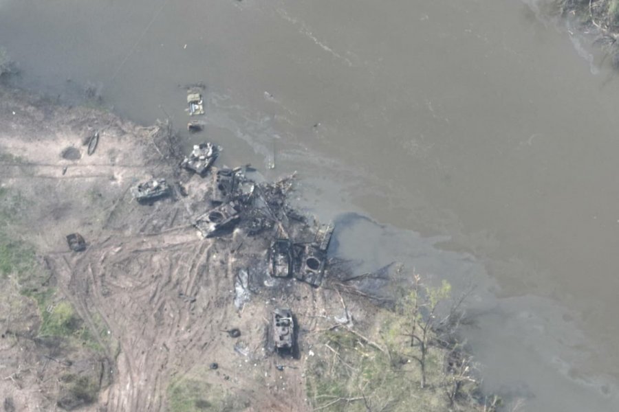 Не менее 6 военных танков оказались утоплены во время неудачного форсирования реки в Луганской области