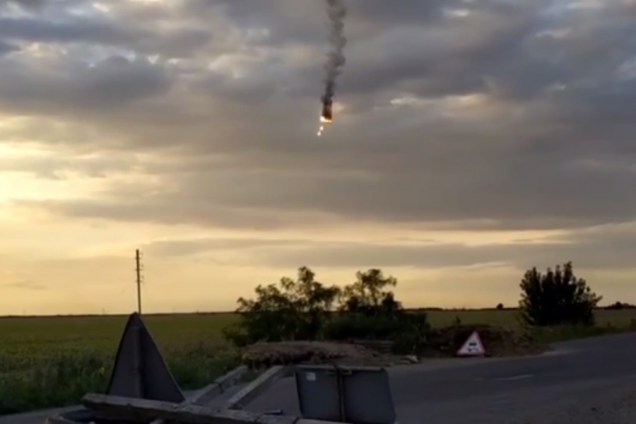 Сбитый самолет над каневской. Украинский самолет. Ракеты в небе над Украиной. Сбитые украинские самолеты.