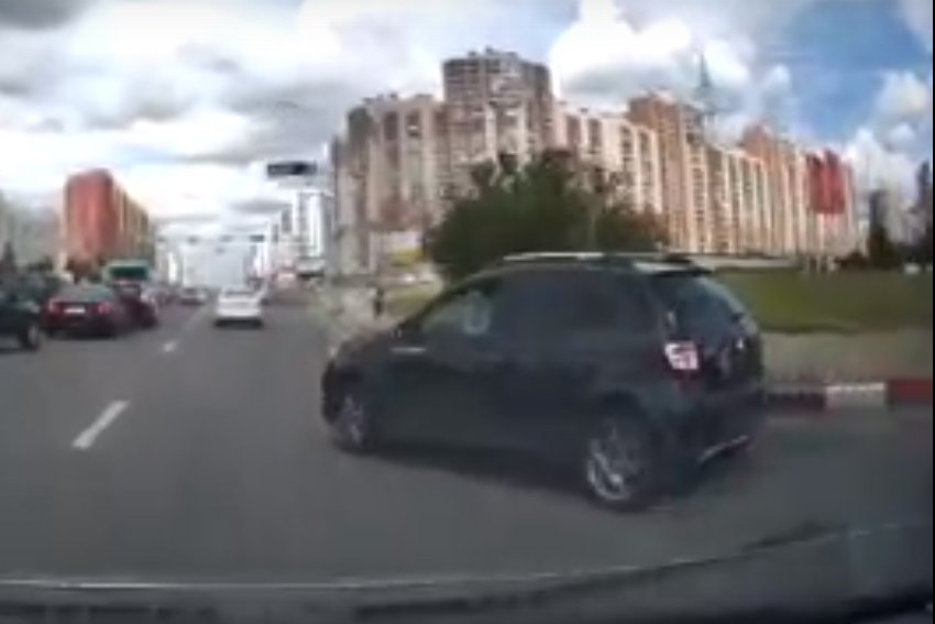 В Санкт-Петербурге задержали женщину, сбившую полицейского. Ранее её разыскивали за попытки давить собак на улицах города