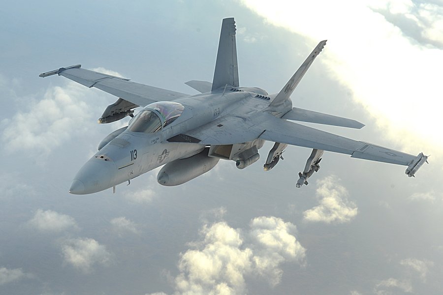 Истребители F-18 ВВС США могли перехватить крылатые ракеты над Черным морем