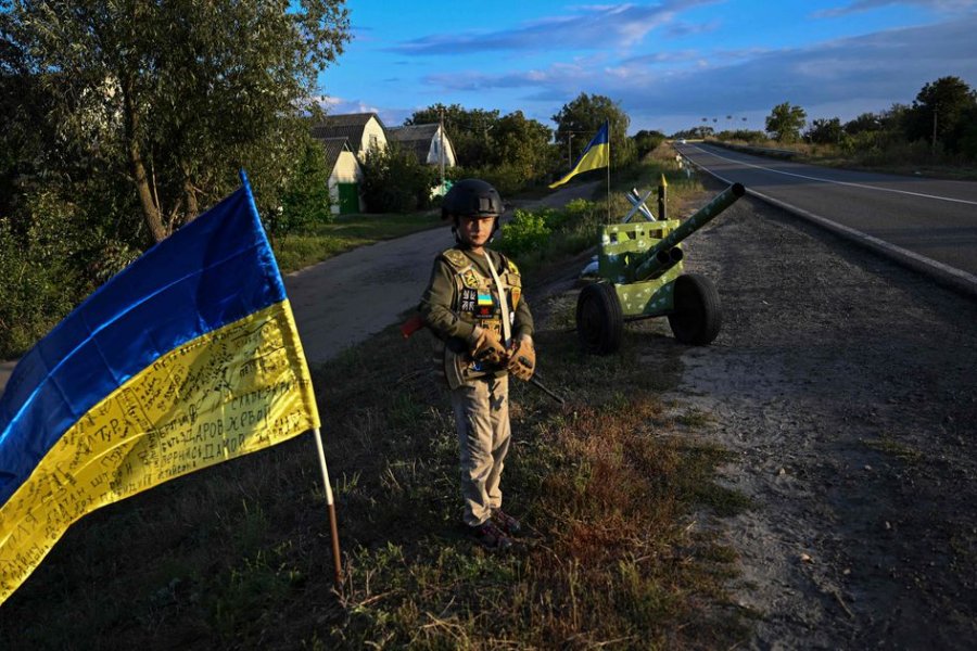 Военные новости харьковское направление. Украинские военные. Украинский флаг.