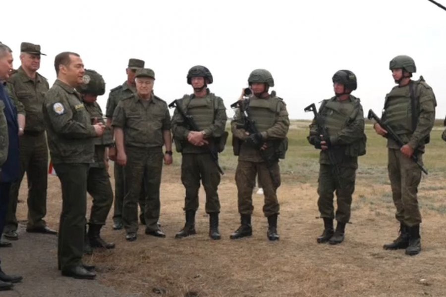 МК: Появившийся в военной форме Дмитрий Медведев дал знак о начале контрнаступления ВСУ