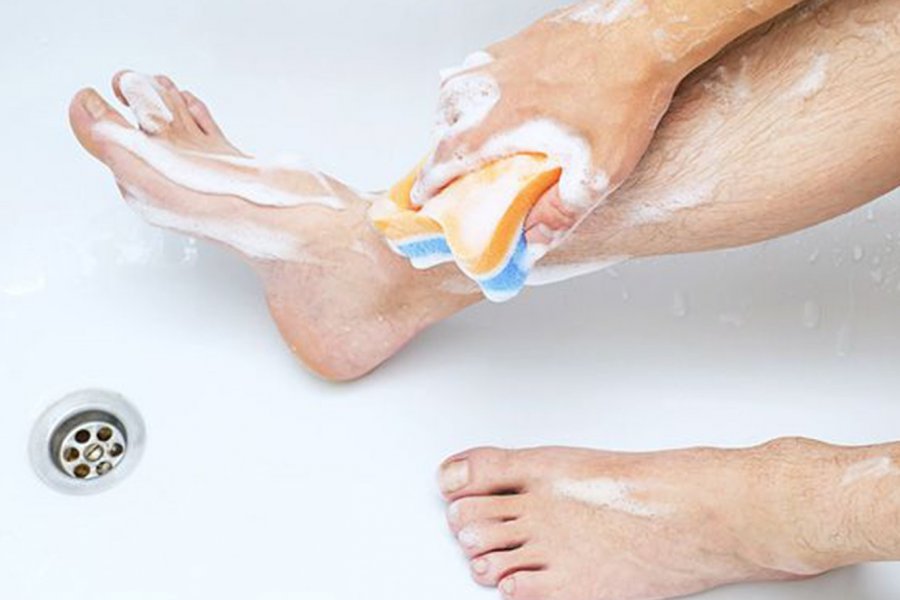 Ученые РФ объяснили, почему важно мыть за ушами и между пальцами ног