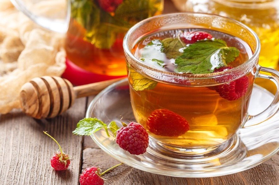 Врач Гинзбург заявил, что ягодный морс и чай с медом помогут быстрее справиться с простудой